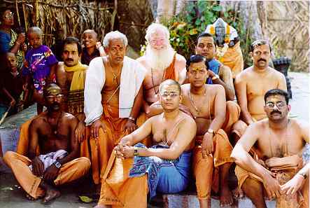 Carl Vadivella Belle at center in the company of Keralite devotees at Palani, Tai Pucam 1998.