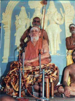 His Holiness Śrī Jayendra Saraswati Swamigal addressing devotees after Kumbhabhishekam