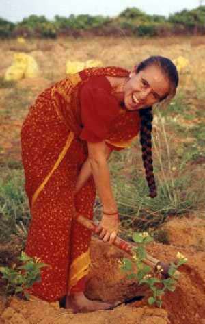 Isabel Cuetara cultivating bhakti [19 k]