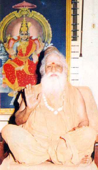 Santananda Swamigal at the feet of Śrī Bhuvaneswari [21k]