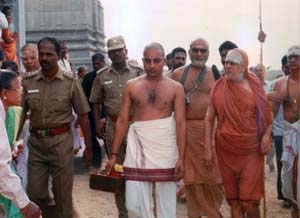 His Holiness Śrī Jayendra Saraswati Swamigal arrives at the temple