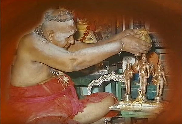 Kripananda Variar performing puja